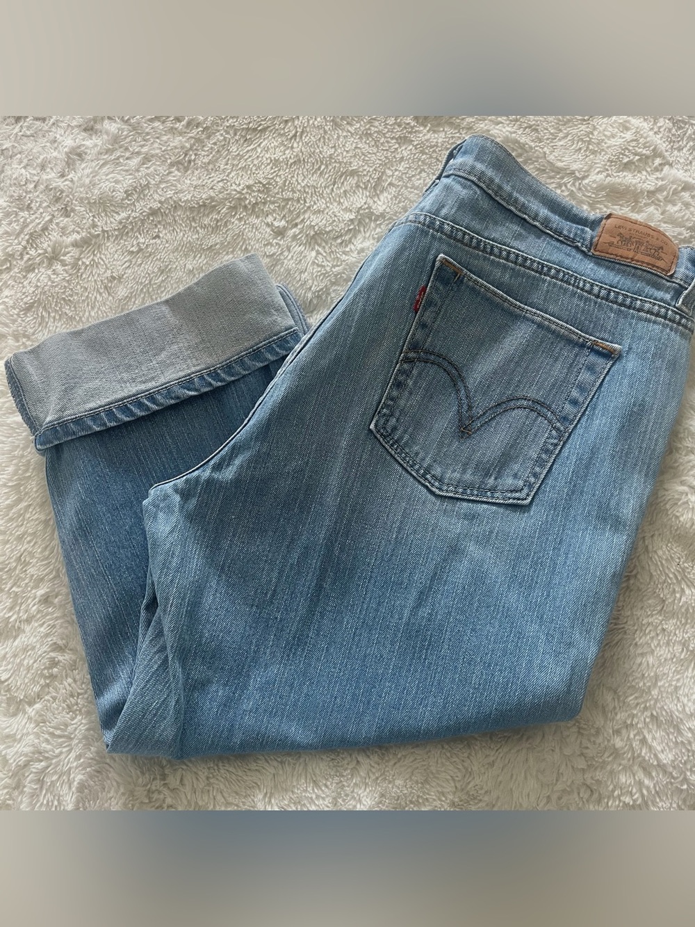 515 Levi’s  Med Washed Cuffed Capri Jeans